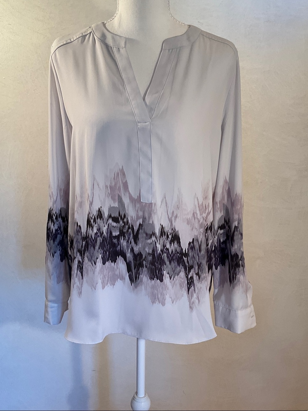 Simply Vera Vera Wang Cream Long-Sleeve V-Neck Blouse with Abstract Gray Border